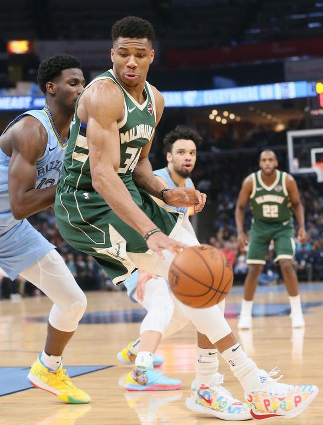 姆伯莫在防 姆伯莫在防